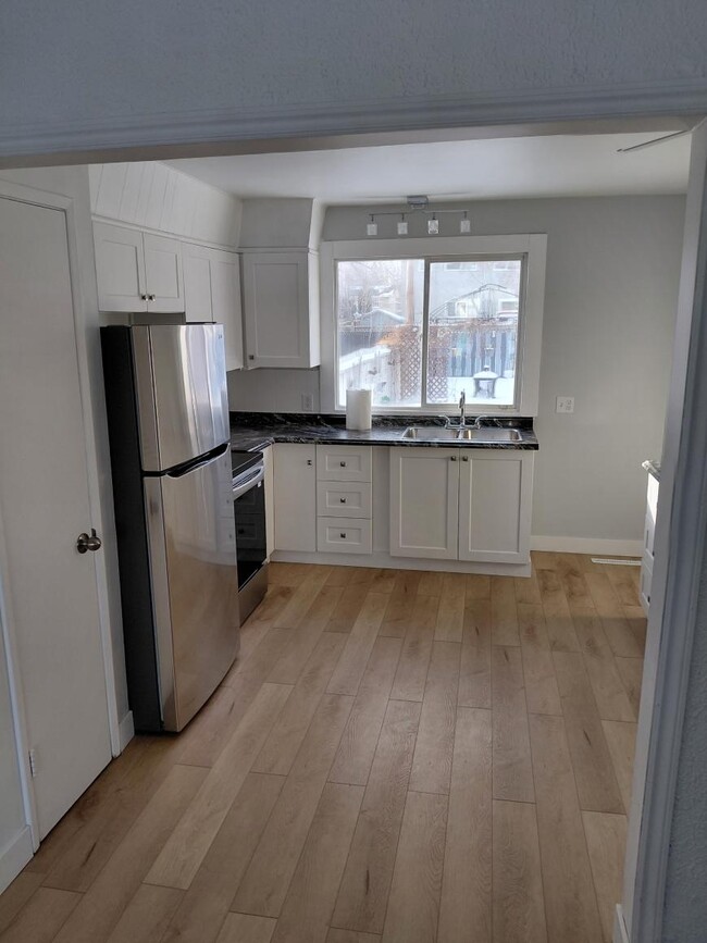 Building Photo - 3 bedroom in Regina SK S4R 4Y6