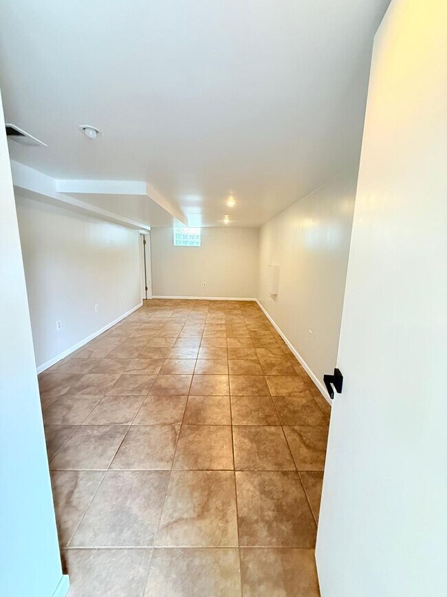Foto del edificio - Spacious 3-Bedroom 1.5 - bathroom Home for Rent