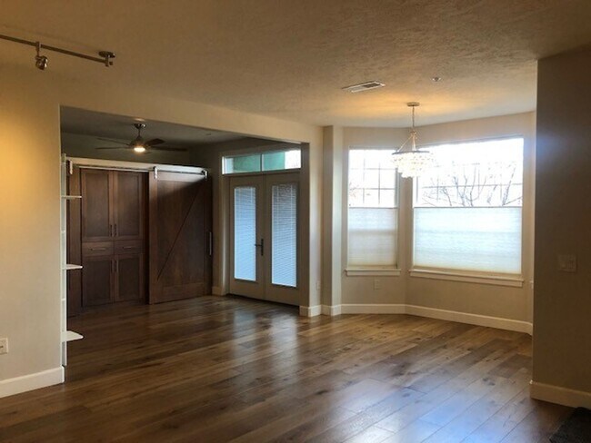 Foto del edificio - Stunning-Updated-Unfurnished Condo @ Hyde Park Place!