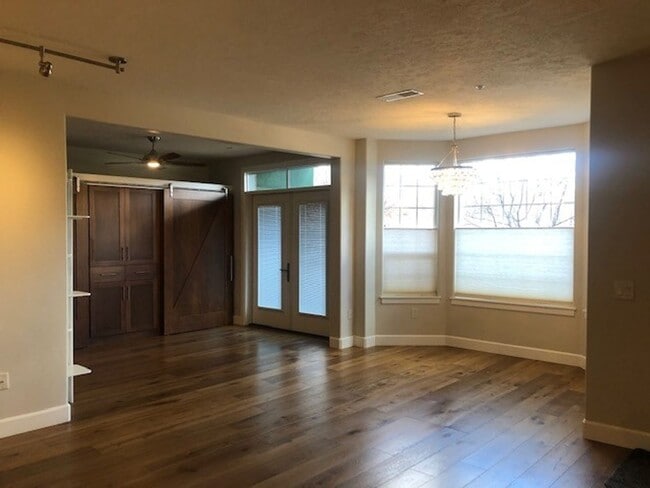 Building Photo - Stunning-Updated-Unfurnished Condo @ Hyde Park Place!