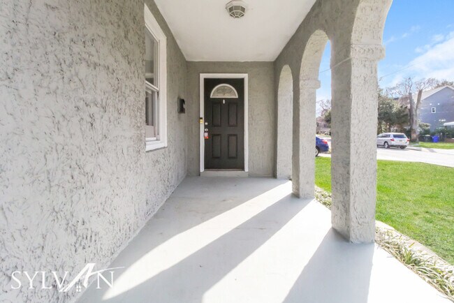 Building Photo - Lease today! No extra charge for contentme...