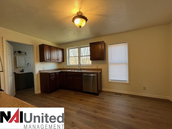 Building Photo - Four bedroom, one bathroom for rent