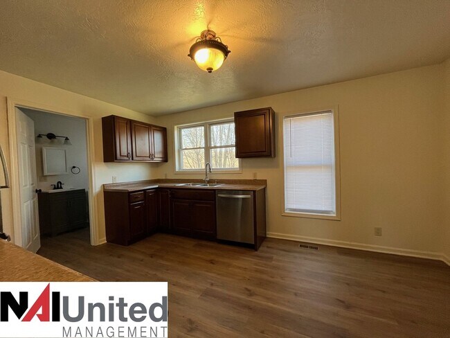 Foto del edificio - Four bedroom, one bathroom for rent