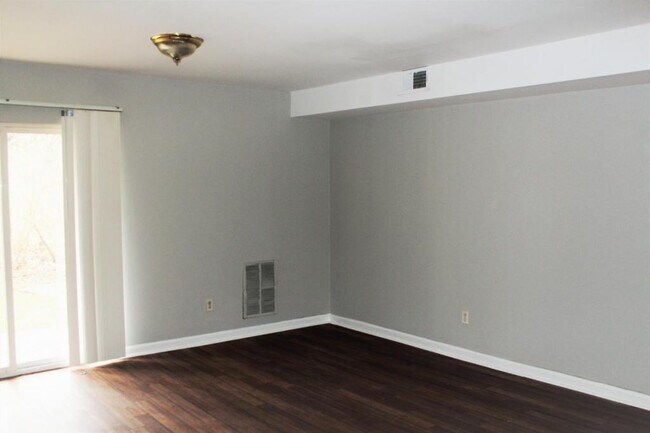 Building Photo - 300 Ardale Dr