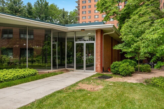Foto del edificio - 4201 Cathedral Ave NW