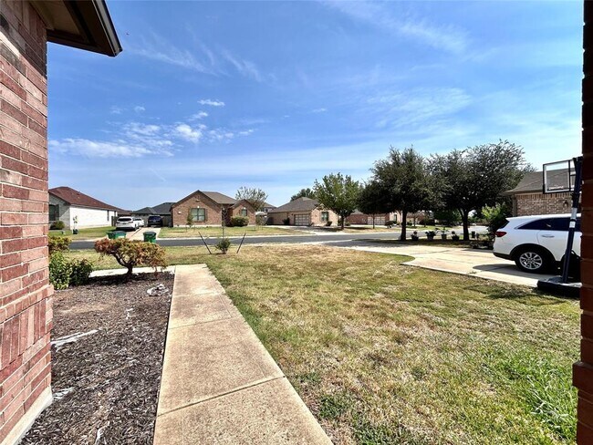 Building Photo - 505 Willow Walk Dr