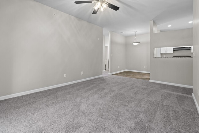 B2 (Lanier II) Unidad Premium (Totalmente Renovada) - Lake Crossing Apartment Homes