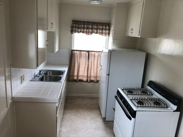 14.6ft X 7ft Large kitchen with East facing window - 11819 W Washington Blvd