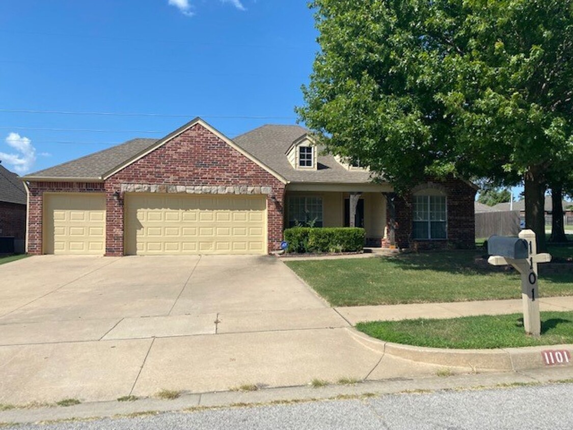 Foto principal - 3 Bed, 2 Bath + Office | Jenks, OK | $2200...
