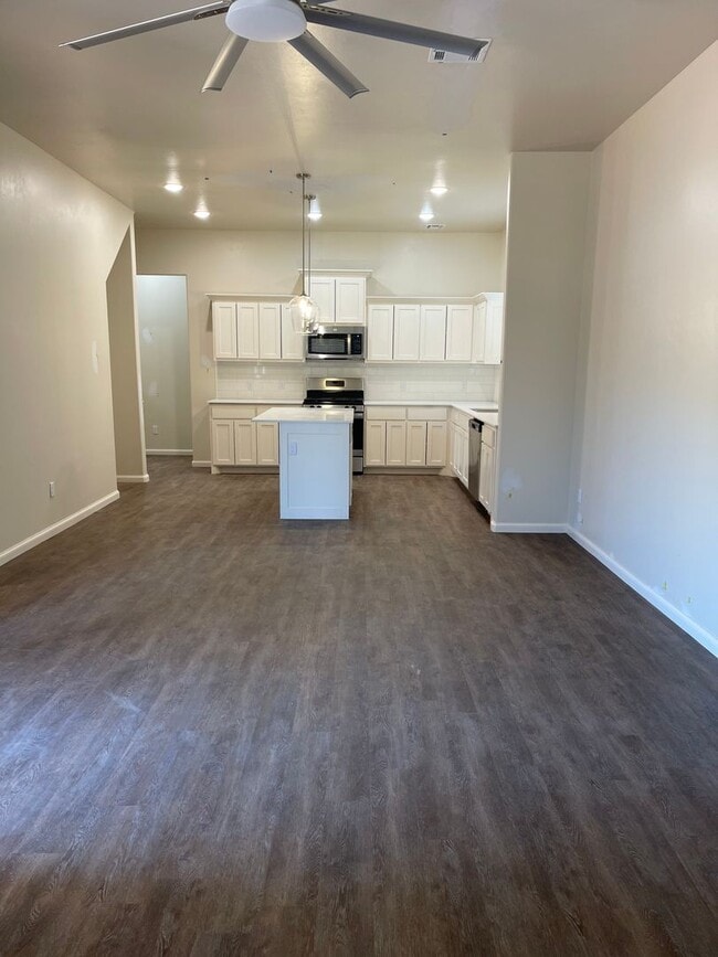 Building Photo - 3 bed 2.5 bath home in The Enclave