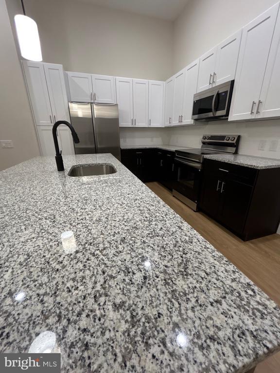 Building Photo - 624 Main St