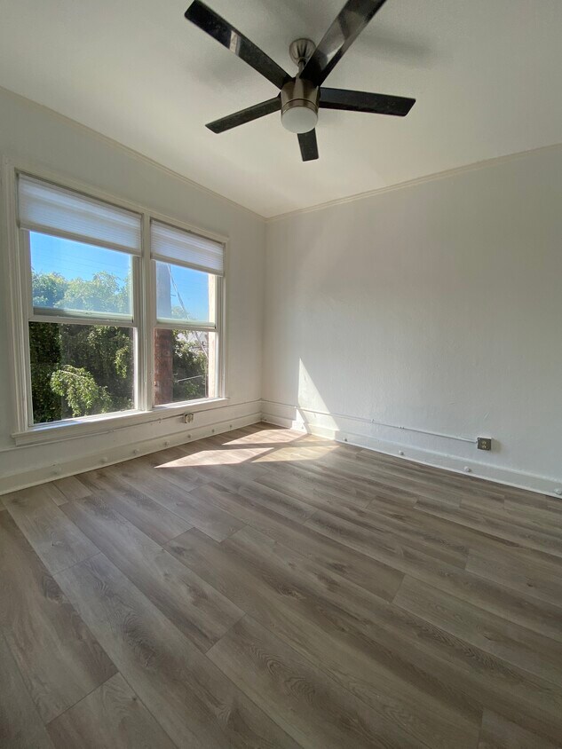 Foto principal - 4015 Melrose Ave