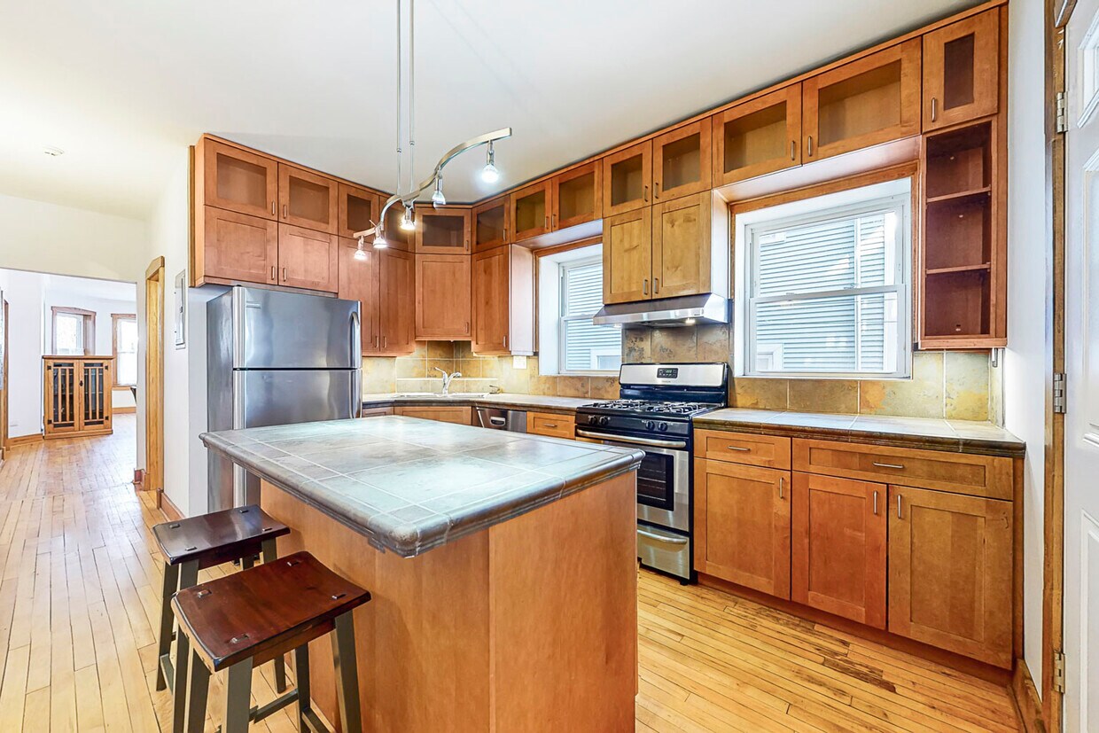 Primary Photo - 3843 W Addison St