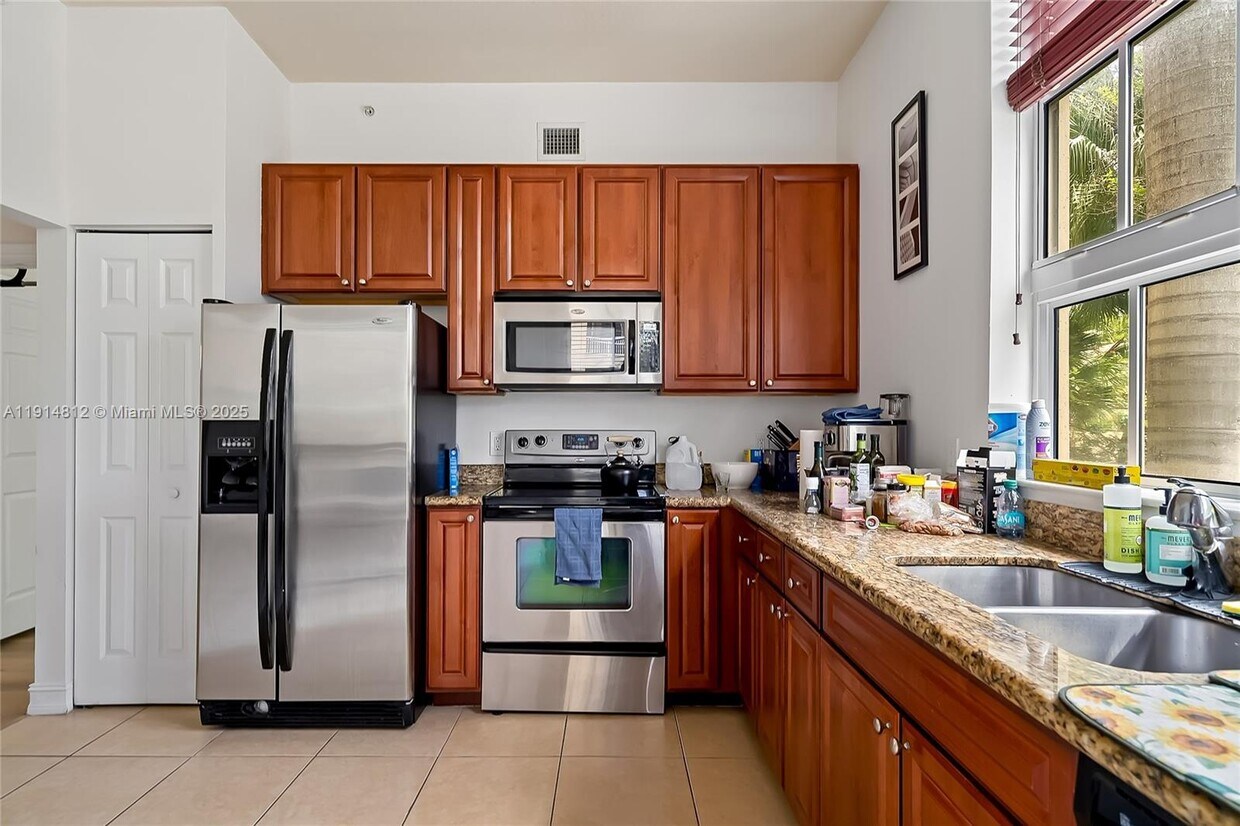 Foto principal - 3001 NE 185th St