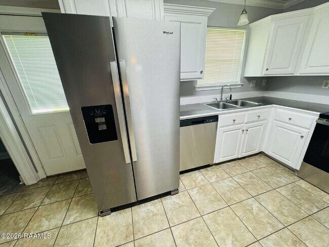 Building Photo - 127 Country Living Dr