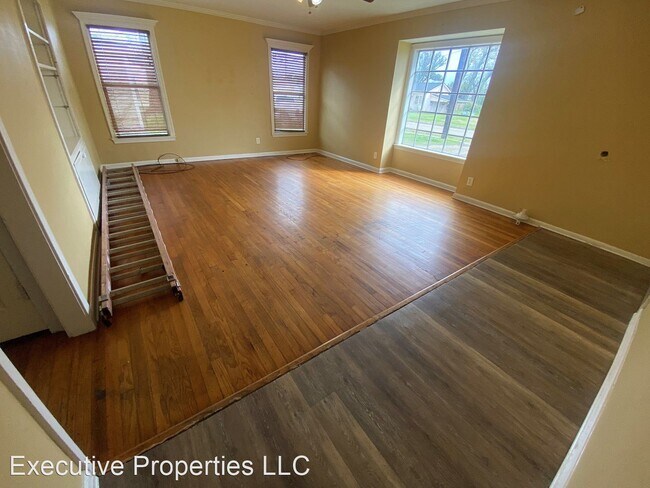 Building Photo - 4 br, 3 bath House - 3810 Center Street