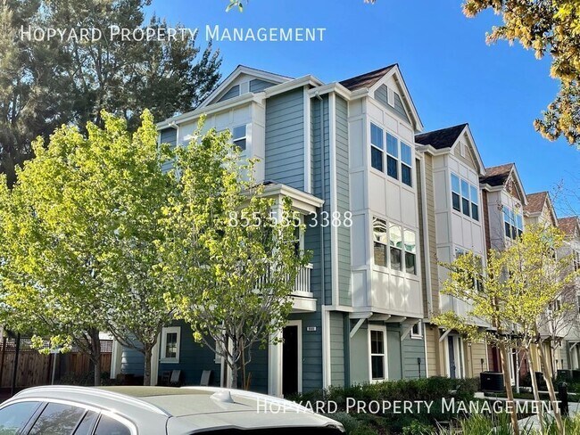 Building Photo - Spacious & Beautiful Mountain View Townhouse!