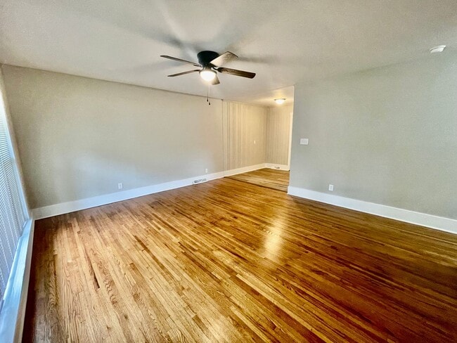 Photo - Welcome to Burgess2937, A Newly renovated ... House