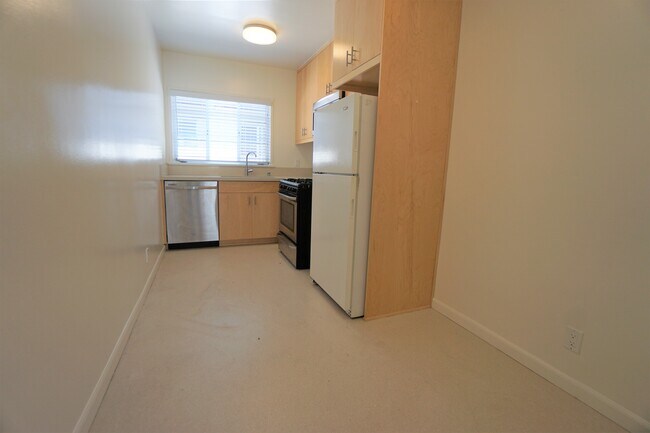 Building Photo - 1320 N Citrus Ave