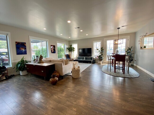 Foto del edificio - 2340 Phylden Dr