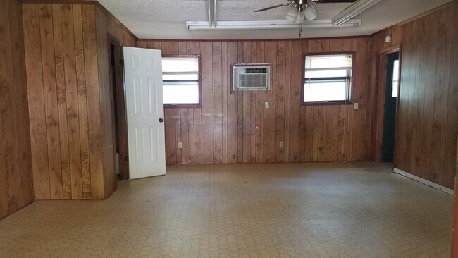 Building Photo - 908 Jordan Ave