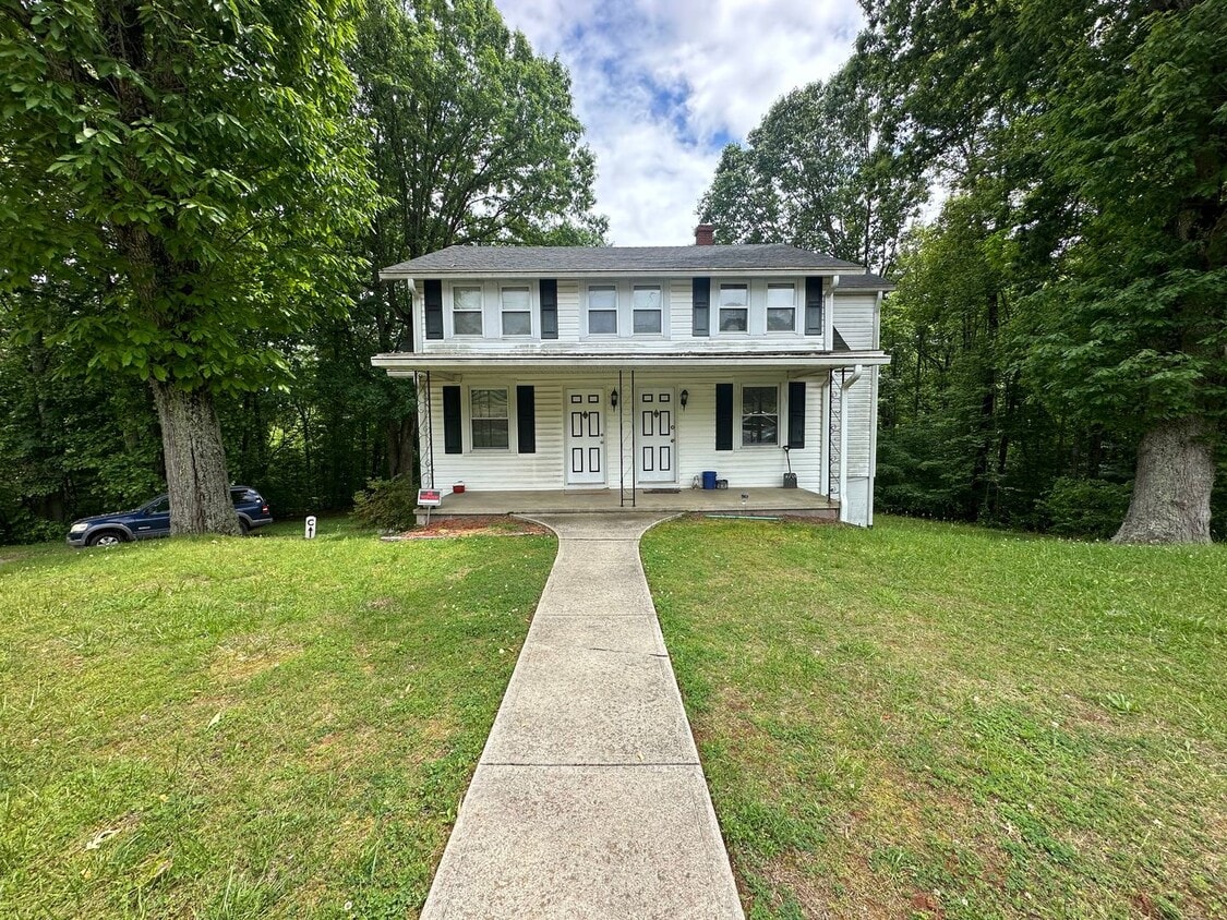 Basement apartment close to 29 inbetween Rustburg and Evington - Basement apartment close to 29 inbetween Rustburg and Evington