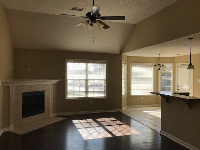 Foto del edificio - 100 Clay Hills Dr