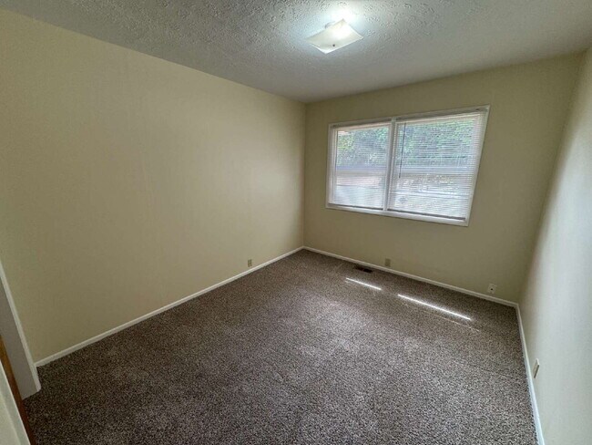 Building Photo - 3 Bedroom 1 Bath House on Large Lot
