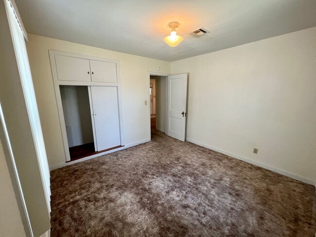 Building Photo - AVAILABLE NOW!