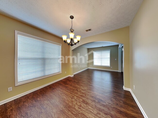 Foto del edificio - 7071 Hillcrest Chase Ln