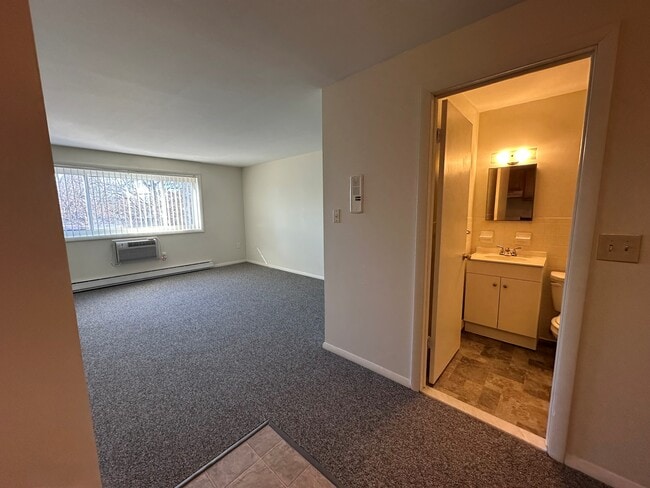 Building Photo - Hilltop Garden Apartments