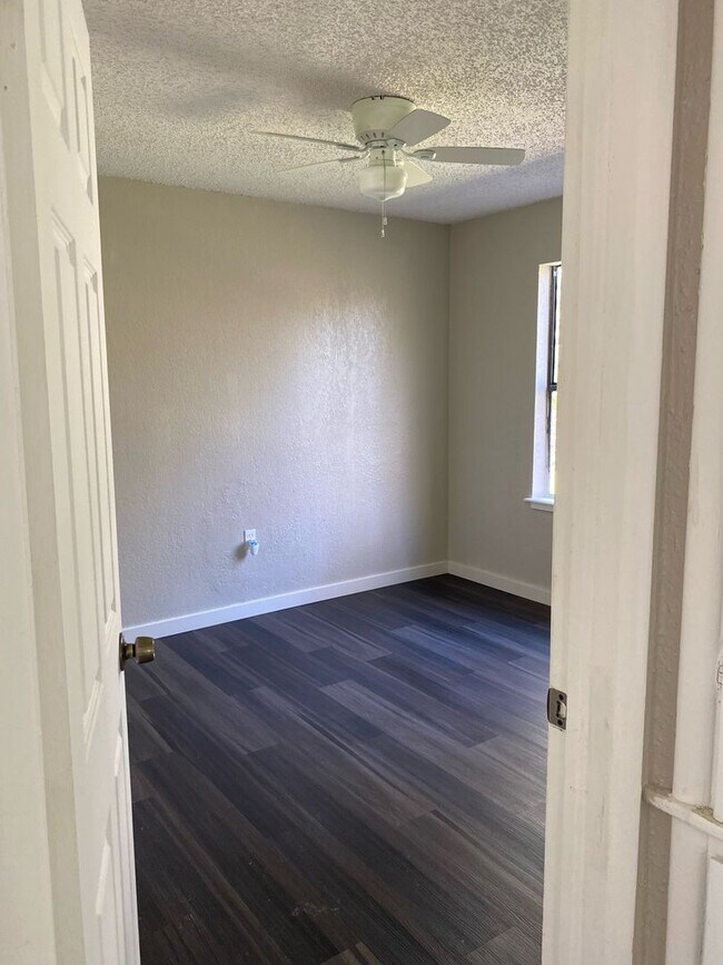 Foto del edificio - Beautiful Newly Remodeled Affordable Housi...
