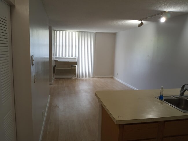 Building Photo - 2771 Riverside Dr