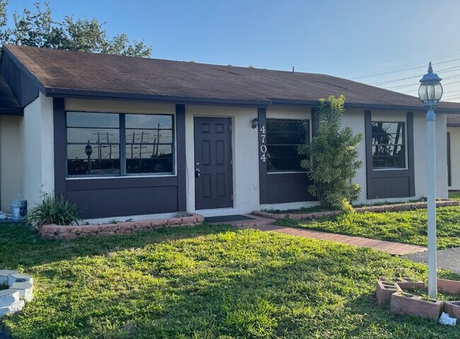 Building Photo - 4704 SW 136th Pl