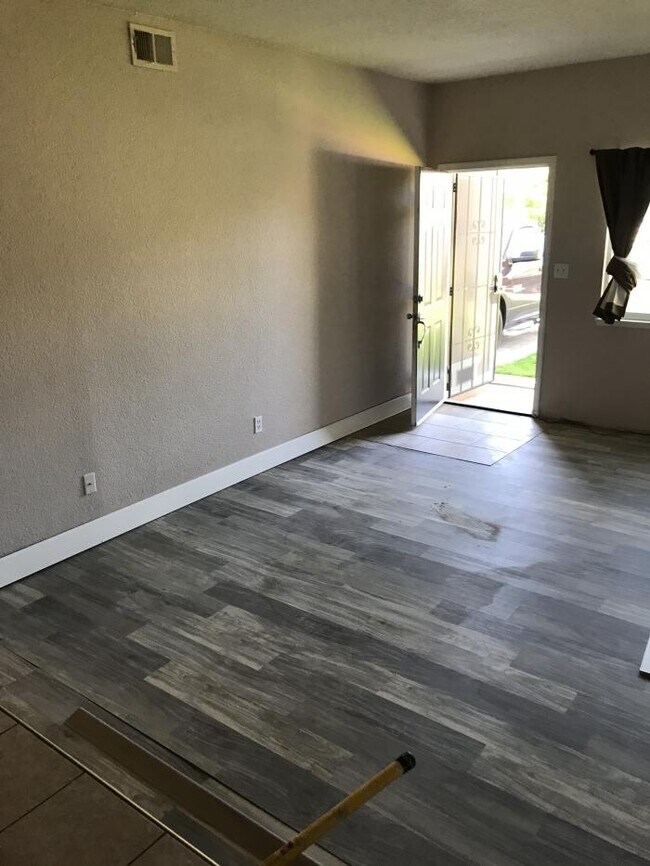 Building Photo - 2 bedroom in Sacramento CA 95827