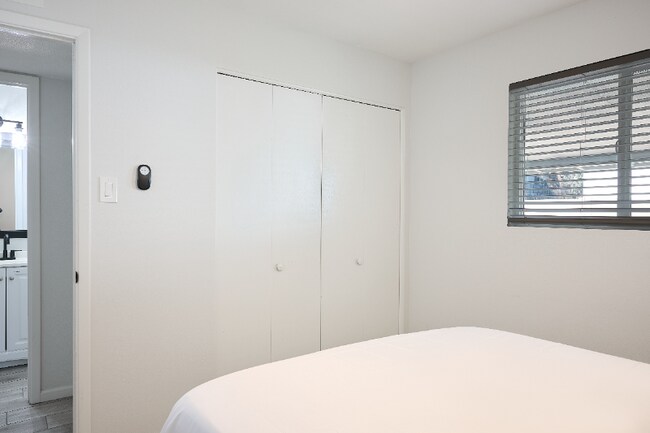 Foto del edificio - 3011 Pine Tree Dr