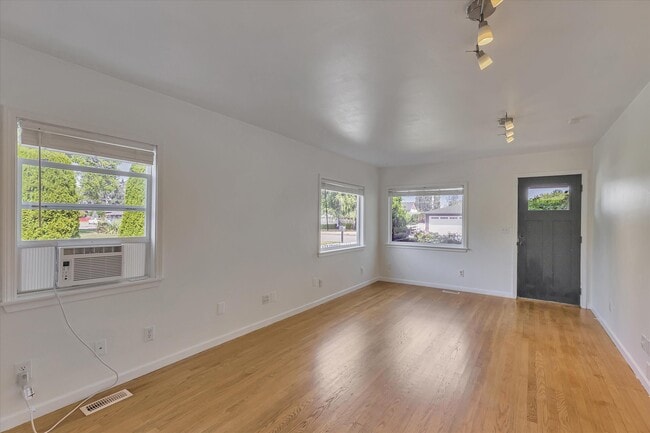 Building Photo - 814 14th St SW