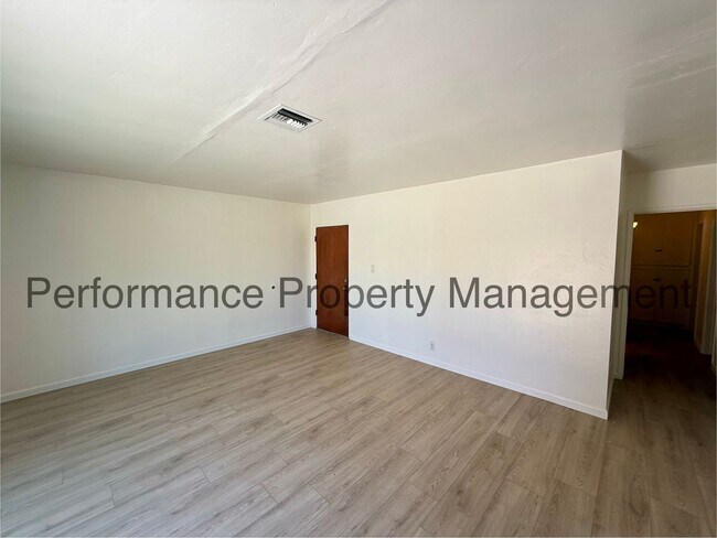 Foto del edificio - Updated 4 Bed/3 Bath SE Bakersfield Home w/ ADU & $0 Deposit Option