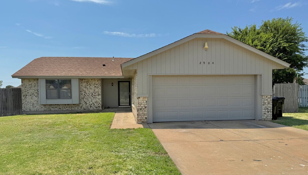 Foto principal - Must see virtually new 3-2-2 home off Broa...