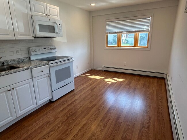 Kitchen, L/R, front window - 417 Briarwood Rd