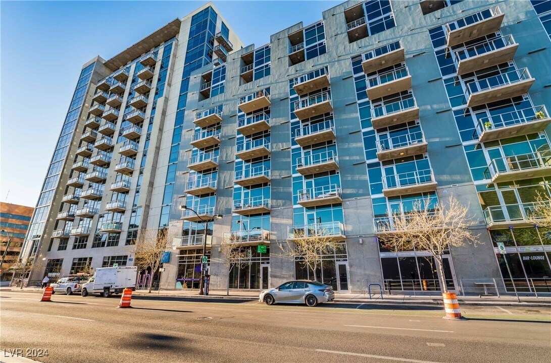 Foto principal - 353 E Bonneville Ave