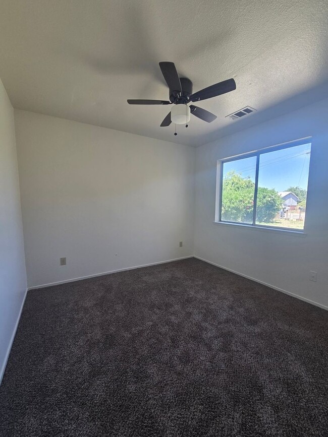 Foto del edificio - 3 Br 1 Ba available now