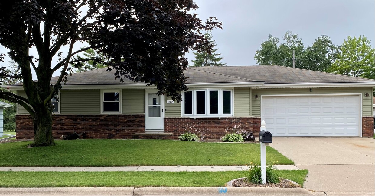 Primary Photo - 1285 Green Acres Ln
