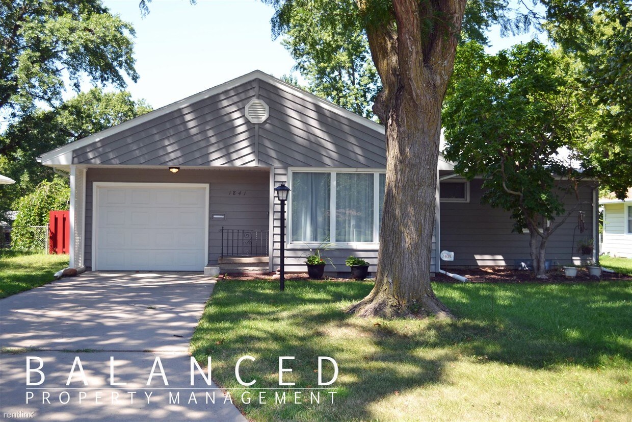 3 Br 2 5 Bath House 1841 Sw Sims Ave House For Rent In Topeka Ks Apartments Com