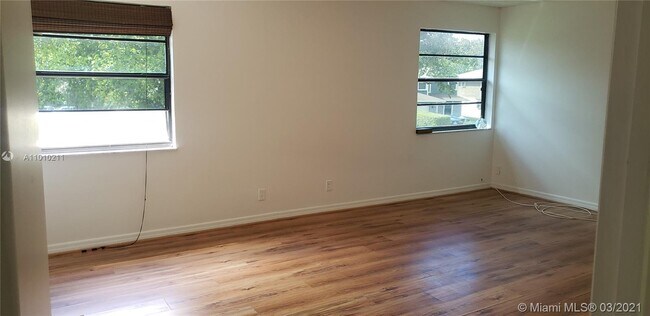 Foto del edificio - 6180 Pine Tree Ln