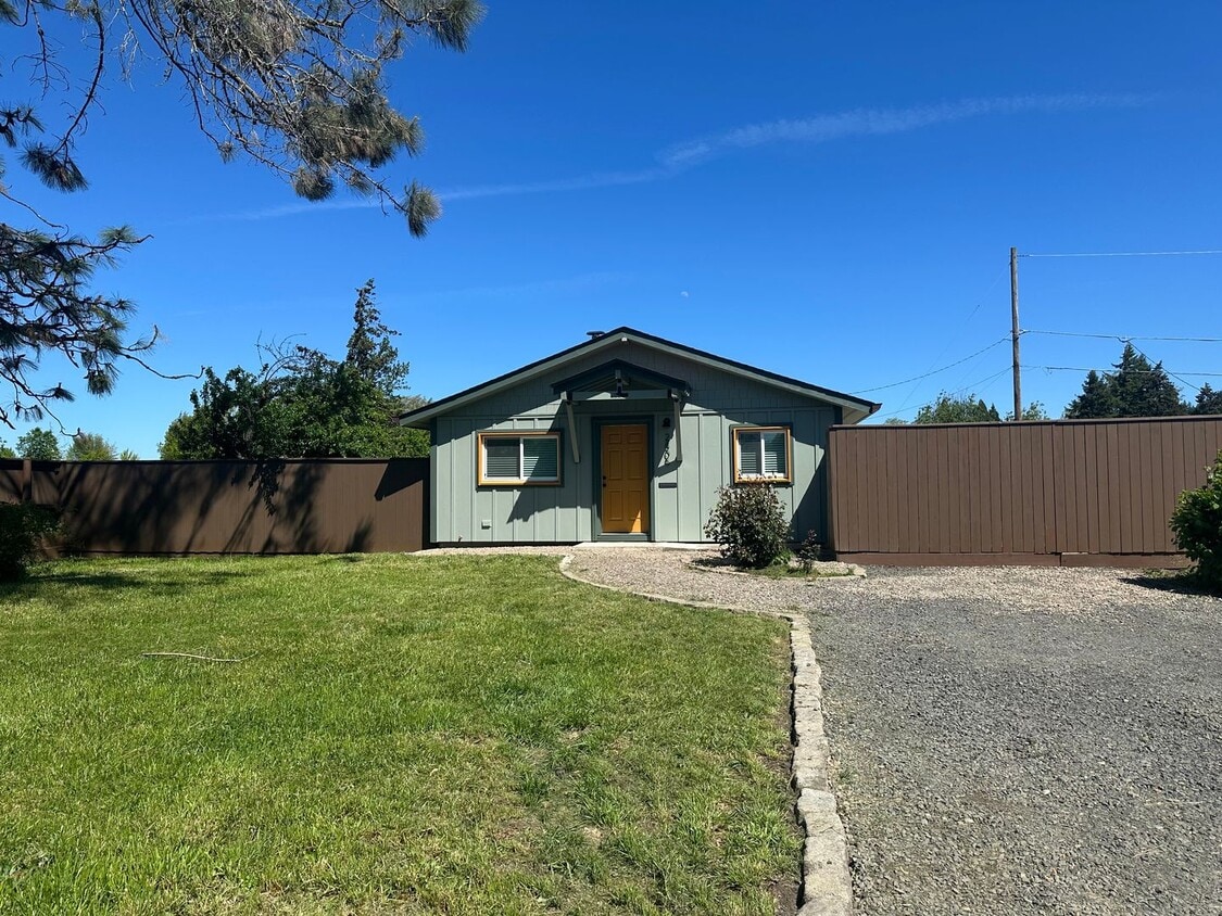 Primary Photo - Updated 2 bedroom 2 bath house with a deta...