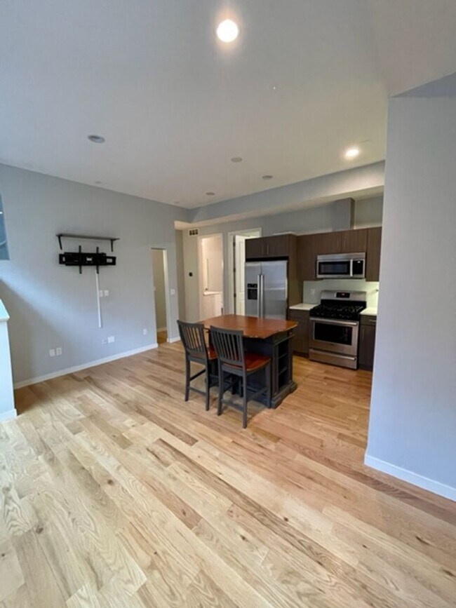 Building Photo - Contemporary Townhome Near Downtown