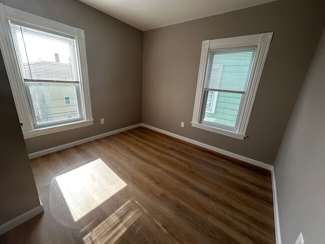 Building Photo - 465 Rimmon St