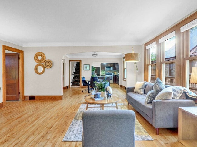 Building Photo - Spacious 5 bedroom home on Minnehaha Parkw...