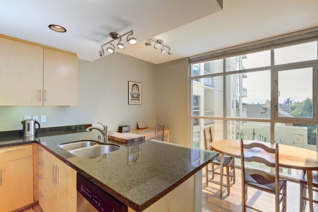 Building Photo - Hillcrest - The Egyptian - 1BD/1BA Parking...
